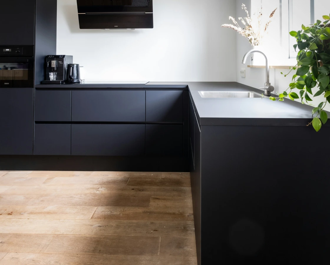 Minimalist black kitchen with L-shaped counter
